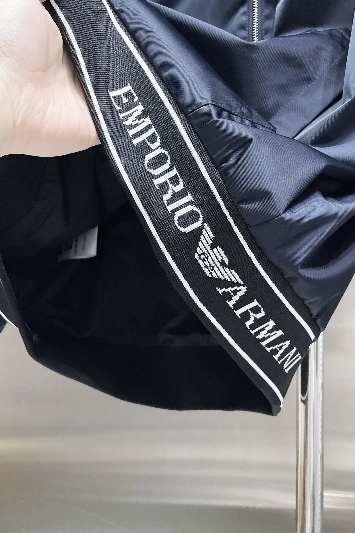 Armani official website Same Style, complete with three labels, on sale in advance. 2026 Autumn and Winter New Arrival men's jacket, Original with complete three labels, Premium version. Custom-made fabrics at the counter. Breathable, high comfort, impeccable details, brand element design concept, reflecting high quality. It feels delicate and soft, presents a casual cut, and has a great upper body shape. Sizes: M～3XL,